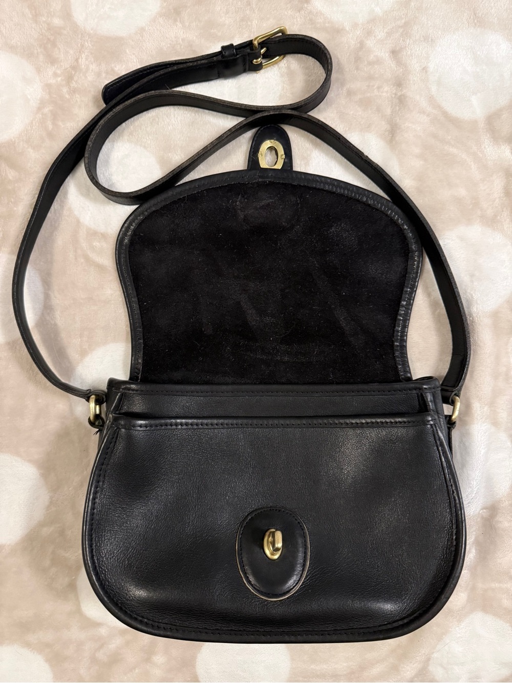 Vintage Coach Prairie Bag, Classic Black Leather Crossbody Bag with Turn-Lock - Picture 2 of 10